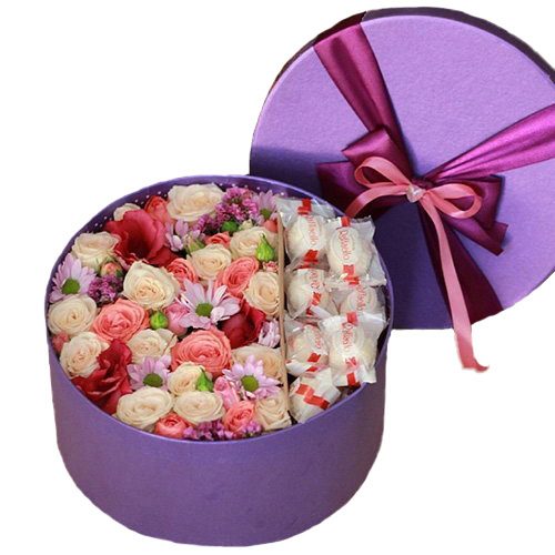 Капелюшна коробка "Солодкі почуття" квіти та цукерки raffaello