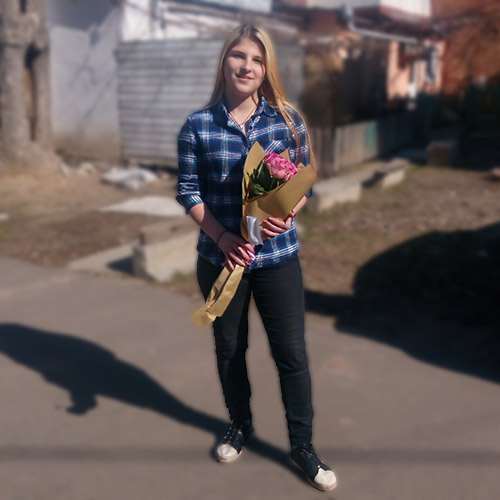дівчина з букетом троянд фото вручення