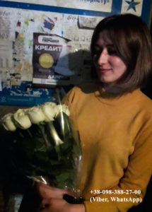 дівчина з букетом білих троянд фото
