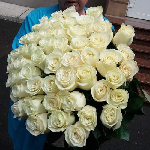 живе фото товару "51 біла троянда"