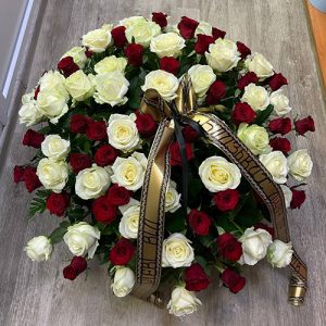 Большой траурный букет из красных и белых роз фото