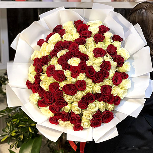 фото товару 101 червона і біла троянда