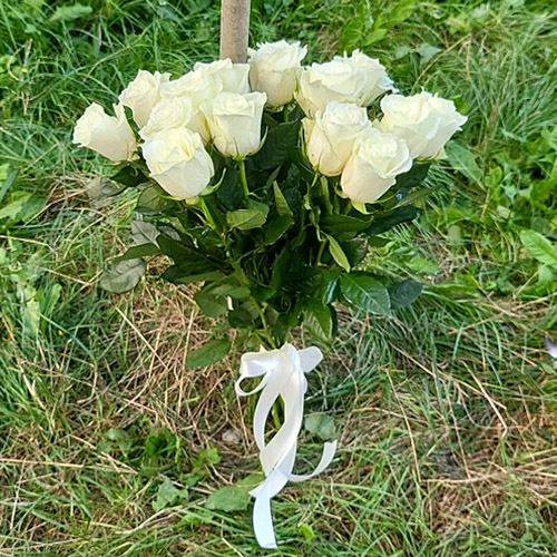 букет з 15 білих роз у Вінниці фото