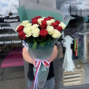 21 красная и белая роза фото букета Соблазн