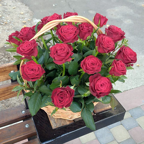 букет из 21 красной розы в корзине фото букета