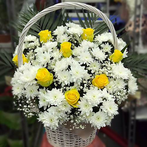 Фото товара Кошик "Білі хризантеми, жовті троянди"