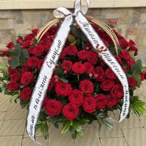большая траурная корзина красных роз в Виннице фото