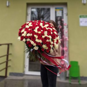 Величезний букет з червоних і білих троянд фото