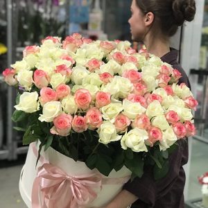 101 біла та рожева троянда в коробці фото