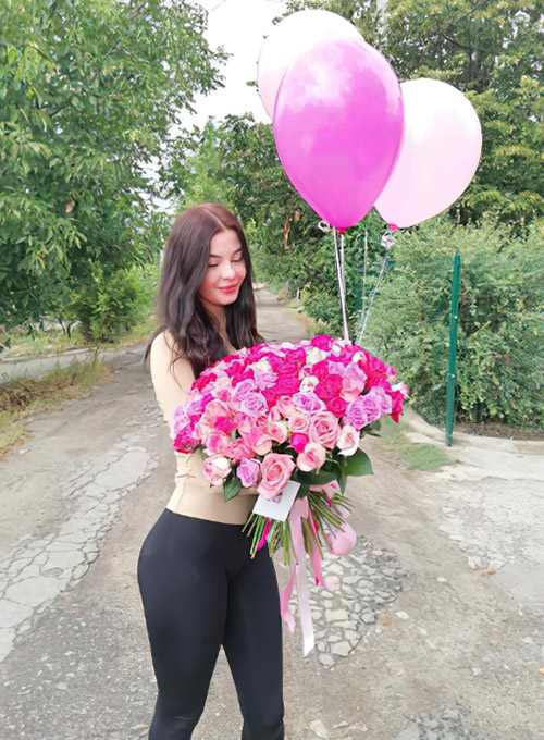 букет різнокольорових троянд і повітряні кульки фото подарунка
