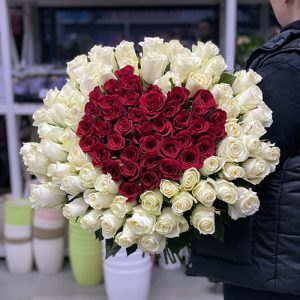 Большое сердце из белых и красных роз в Виннице фото