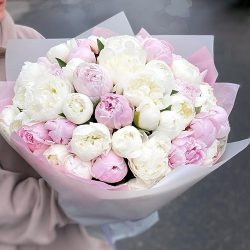 Фото товара 45 белых и розовых пионов