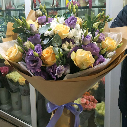 вітрина магазина квітів в Агрономічному